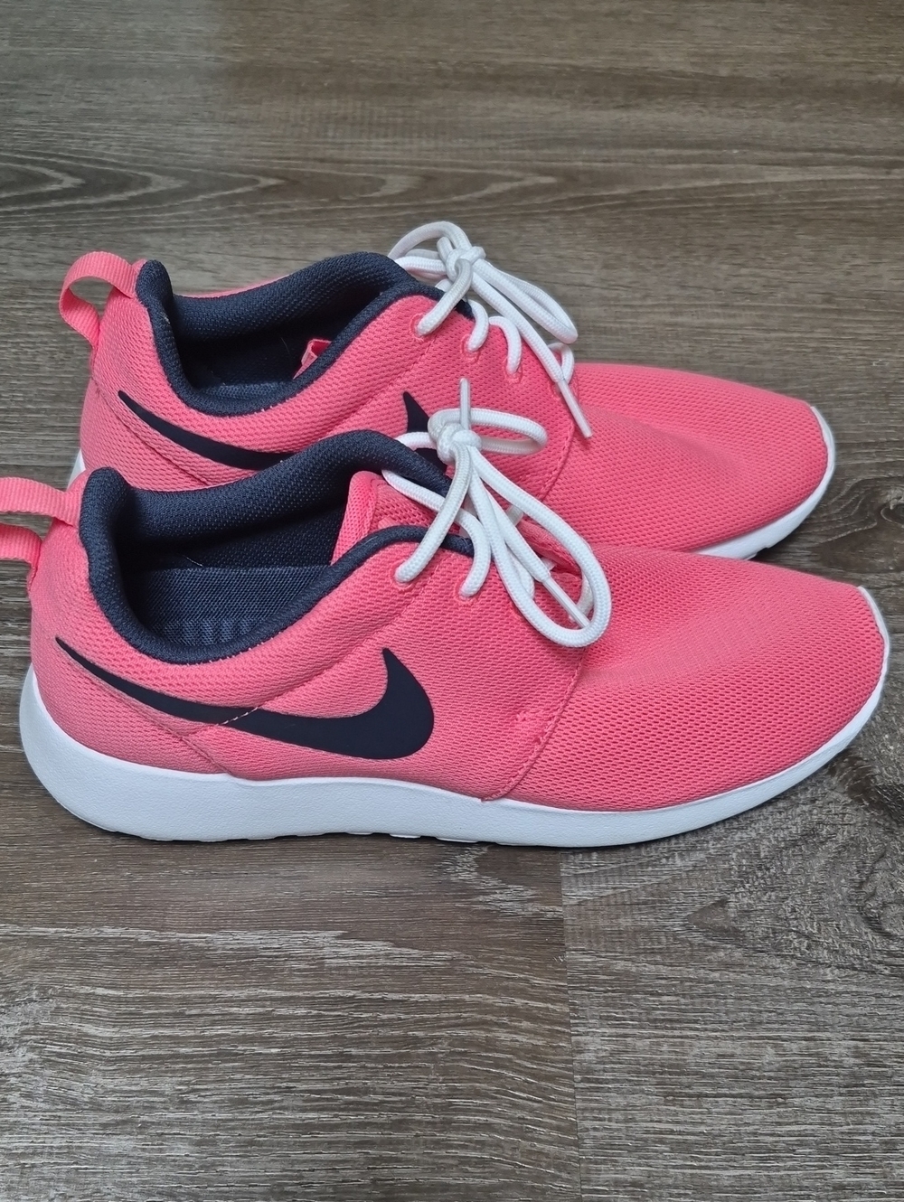Nike Women's Coral Pink and Black Low-Profile Athletic Sneakers